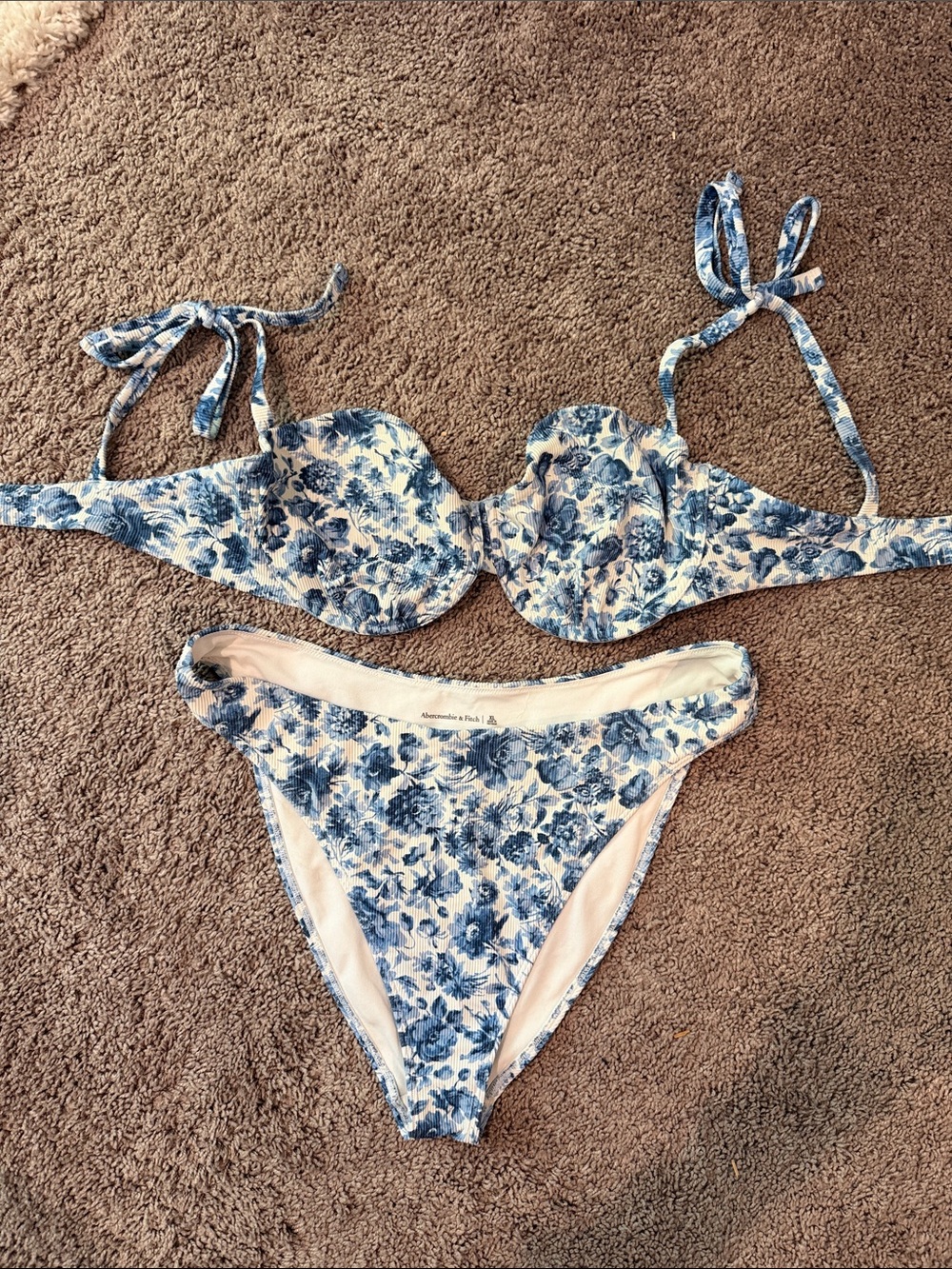 LIKE NEW Abercrombie & Fitch Blue and White Floral Bandeau Bikini Set
